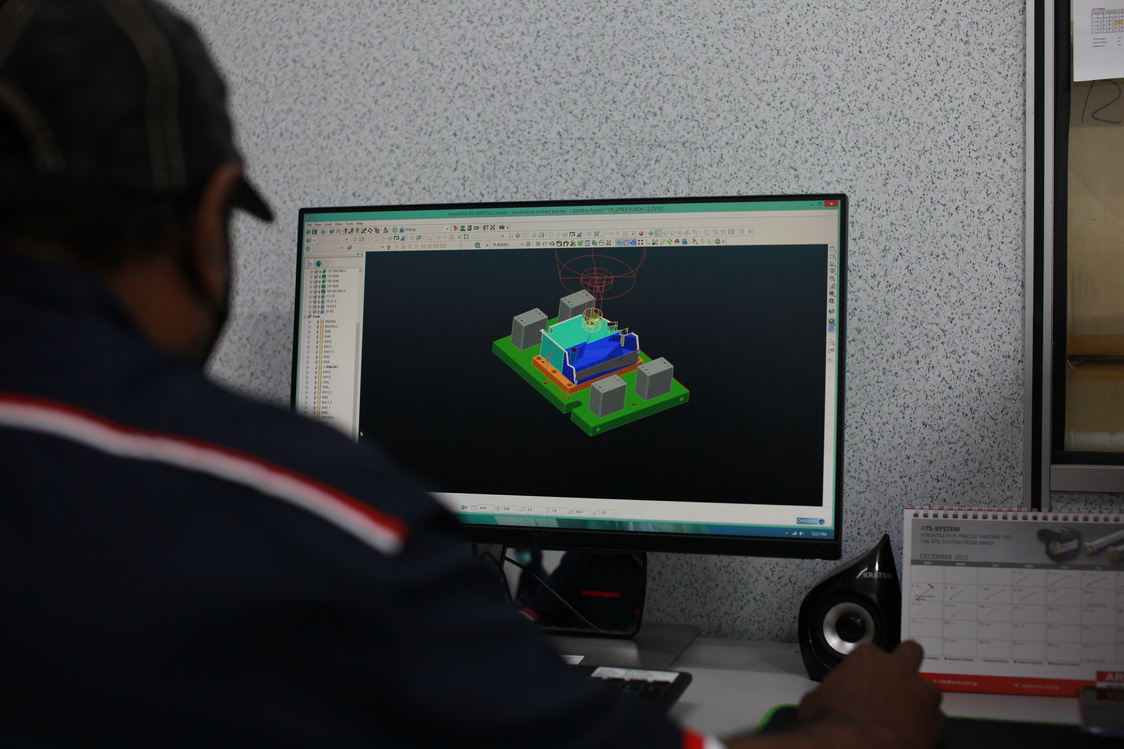 DCM Tooling engineer working with CAD